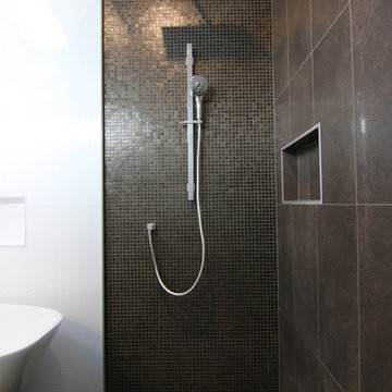Shower with feature tile