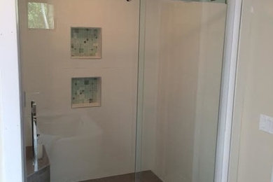 Imagen de cuarto de baño principal con ducha esquinera, baldosas y/o azulejos blancos y paredes blancas
