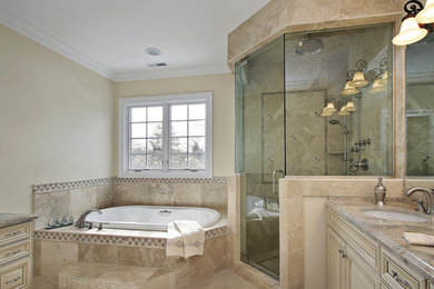 Идея дизайна: маленькая главная ванная комната в классическом стиле с фасадами с выступающей филенкой, белыми фасадами, накладной ванной, душем в нише, раздельным унитазом, бежевой плиткой, керамической плиткой, белыми стенами, полом из керамической плитки, врезной раковиной, столешницей из гранита, бежевым полом и душем с распашными дверями для на участке и в саду