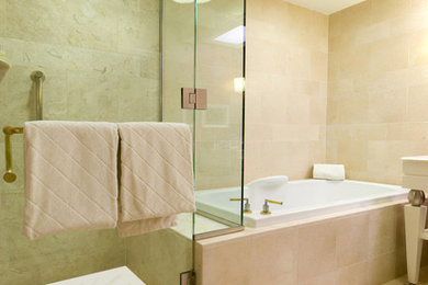 Aménagement d'une salle de bain classique de taille moyenne avec une baignoire posée, une douche d'angle, un mur beige, un sol en carrelage de céramique, un carrelage beige, des carreaux de céramique, un sol beige, une cabine de douche à porte battante et un placard en trompe-l'oeil.