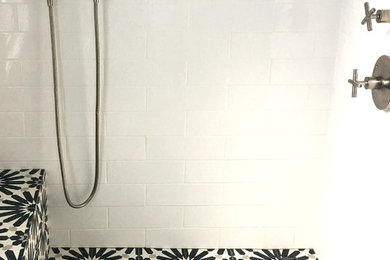 Diseño de cuarto de baño de estilo de casa de campo con baldosas y/o azulejos blancos, suelo de azulejos de cemento y ducha con puerta con bisagras