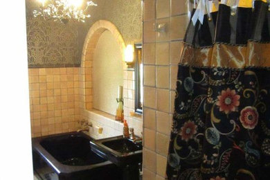 他の地域にある低価格の中くらいなトラディショナルスタイルのおしゃれな浴室の写真