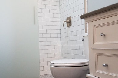 ボストンにある小さなトランジショナルスタイルのおしゃれな浴室 (家具調キャビネット、白いキャビネット、オープン型シャワー、白いタイル、サブウェイタイル、青い壁、クッションフロア、アンダーカウンター洗面器、クオーツストーンの洗面台) の写真