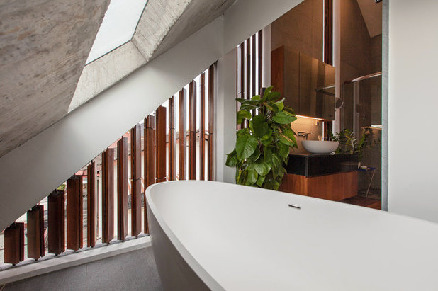 コンテンポラリー 浴室 by Aamer Architects