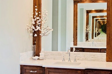 Foto de cuarto de baño principal de tamaño medio con lavabo bajoencimera, encimera de cuarzo compacto y baldosas y/o azulejos de vidrio