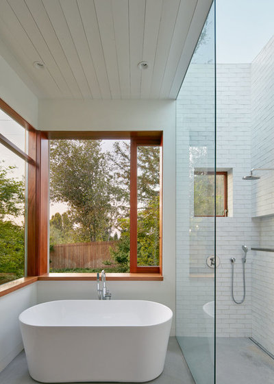 Contemporary Bathroom by Malcolm Davis Architecture