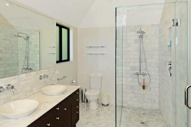 На фото: ванная комната среднего размера в современном стиле с темными деревянными фасадами с