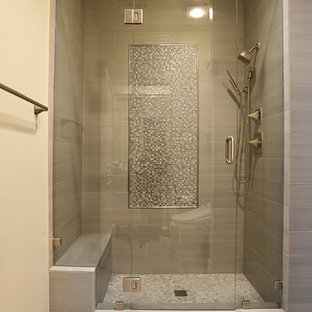 Foto di una stanza da bagno padronale tradizionale di medie dimensioni con doccia alcova, piastrelle multicolore, piastrelle a mosaico, pareti beige e pavimento in compensato