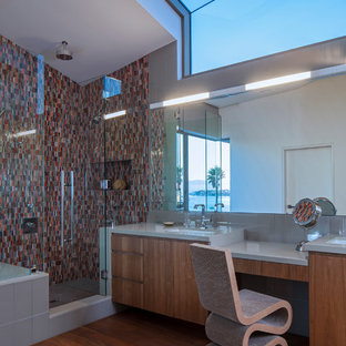 Ispirazione per una grande stanza da bagno padronale design con ante lisce, ante in legno scuro, vasca sottopiano, doccia alcova, piastrelle marroni, piastrelle arancioni, piastrelle rosse, piastrelle a mosaico, pareti beige, pavimento in legno massello medio, lavabo sottopiano, top in quarzo composito, pavimento marrone e porta doccia a battente