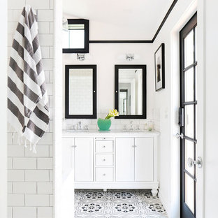 Foto di una stanza da bagno padronale scandinava di medie dimensioni con ante con riquadro incassato, ante bianche, pistrelle in bianco e nero, piastrelle di cemento, pareti bianche, lavabo sottopiano, top in marmo, pavimento con piastrelle a mosaico e pavimento multicolore