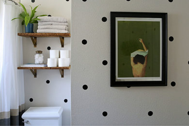 Foto på ett litet vintage en-suite badrum, med ett integrerad handfat, luckor med upphöjd panel, grå skåp, vita väggar och klinkergolv i keramik