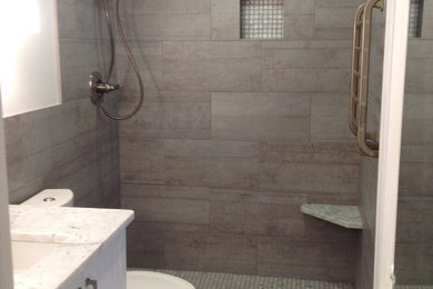 Esempio di una stanza da bagno con doccia moderna di medie dimensioni con ante a filo, ante bianche, doccia alcova, piastrelle beige, piastrelle in gres porcellanato, pareti beige, pavimento in gres porcellanato, lavabo sottopiano, top in marmo, pavimento beige e doccia aperta