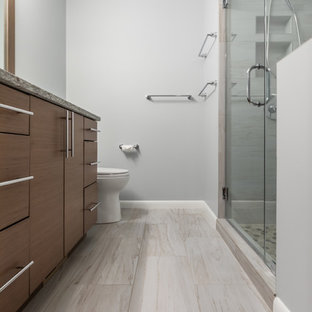 Inspiration för ett mellanstort vintage flerfärgad flerfärgat en-suite badrum, med släta luckor, bruna skåp, en kantlös dusch, en toalettstol med separat cisternkåpa, beige kakel, porslinskakel, grå väggar, klinkergolv i porslin, ett undermonterad handfat, bänkskiva i kvarts, beiget golv och dusch med gångjärnsdörr