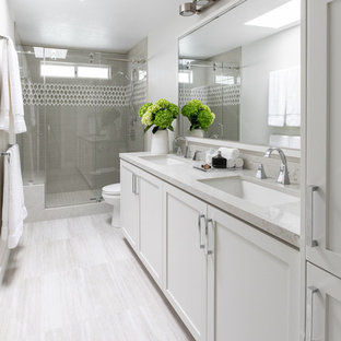 Imagen de cuarto de baño con ducha, tradicional renovado, con armarios estilo shaker, puertas de armario blancas, ducha empotrada, paredes blancas, lavabo bajoencimera, suelo beige, ducha con puerta con bisagras y encimeras beige