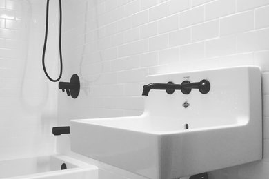 トロントにあるコンテンポラリースタイルのおしゃれな浴室 (白いタイル) の写真