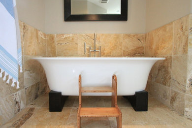 Bild på ett mellanstort funkis badrum för barn, med ett fristående badkar, flerfärgad kakel, stenkakel, grå väggar och marmorgolv
