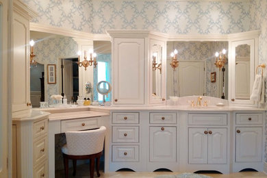 Imagen de cuarto de baño principal clásico grande con lavabo bajoencimera, armarios con paneles con relieve, puertas de armario blancas, encimera de mármol, paredes azules y suelo de mármol