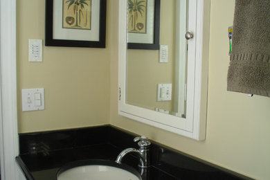 ブリッジポートにあるお手頃価格の小さなおしゃれなバスルーム (浴槽なし) (レイズドパネル扉のキャビネット、白いキャビネット、人工大理石カウンター、分離型トイレ、ベージュの壁、トラバーチンの床、アンダーカウンター洗面器、アルコーブ型シャワー) の写真