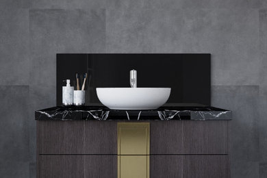 Diseño de cuarto de baño moderno pequeño con puertas de armario de madera en tonos medios, baldosas y/o azulejos negros, baldosas y/o azulejos de vidrio laminado y paredes grises