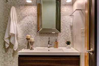 Example of a minimalist bathroom design in Other