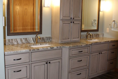 Exempel på ett eklektiskt en-suite badrum, med luckor med infälld panel, grå skåp, en dusch i en alkov, porslinskakel, gröna väggar och granitbänkskiva