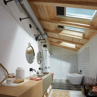 Esempio di una stanza da bagno design con ante lisce, ante in legno chiaro, vasca freestanding, doccia doppia, piastrelle bianche, piastrelle diamantate, pareti bianche, pavimento in legno verniciato, lavabo integrato, top in legno, pavimento bianco, doccia aperta e top marrone