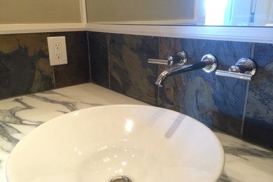 プロビデンスにある中くらいなトランジショナルスタイルのおしゃれなバスルーム (浴槽なし) (青いタイル、スレートタイル、ベッセル式洗面器、大理石の洗面台) の写真