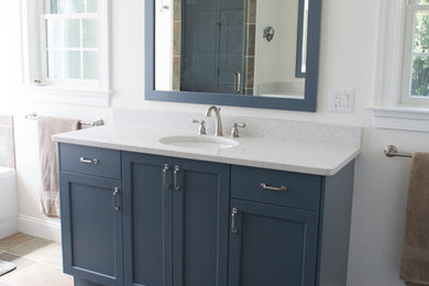 Источник вдохновения для домашнего уюта: главная ванная комната в стиле неоклассика (современная классика) с фасадами в стиле шейкер и синими фасадами