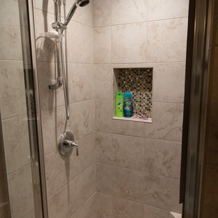 Exemple d'une petit salle d'eau chic avec un placard avec porte à panneau encastré, des portes de placard grises, un WC séparé, un carrelage beige, des carreaux de porcelaine, un mur vert, un sol en carrelage de porcelaine, un lavabo encastré, un plan de toilette en quartz modifié, un sol beige et un plan de toilette vert.