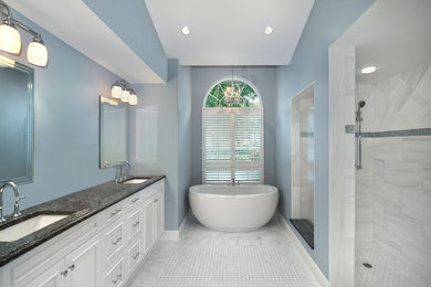 マイアミにあるおしゃれな浴室の写真