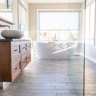 75+ Badezimmer mit Schrankfronten mit vertiefter Füllung und Fliesen in