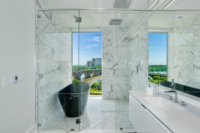 ワシントンD.C.にある高級な広いコンテンポラリースタイルのおしゃれなマスターバスルーム (フラットパネル扉のキャビネット、白いキャビネット、置き型浴槽、オープン型シャワー、一体型トイレ	、白いタイル、白い壁、一体型シンク、クオーツストーンの洗面台) の写真