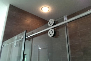 Modern inredning av ett en-suite badrum, med en dusch i en alkov