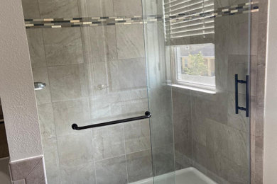 Diseño de cuarto de baño contemporáneo de tamaño medio con ducha doble y ducha con puerta corredera