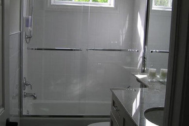 タンパにあるトラディショナルスタイルのおしゃれな浴室 (シャワー付き浴槽	) の写真
