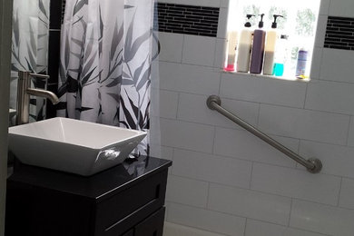 Diseño de cuarto de baño minimalista pequeño con baldosas y/o azulejos blancas y negros y encimera de granito