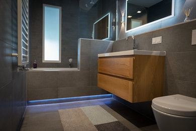 Bathroom - modern bathroom idea in Lyon