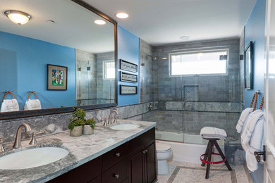 サンディエゴにあるお手頃価格の中くらいなトランジショナルスタイルのおしゃれなバスルーム (浴槽なし) (フラットパネル扉のキャビネット、濃色木目調キャビネット、分離型トイレ、グレーのタイル、白いタイル、石タイル、青い壁、アンダーカウンター洗面器、御影石の洗面台、開き戸のシャワー、アルコーブ型浴槽、シャワー付き浴槽	、モザイクタイル、グレーの床) の写真