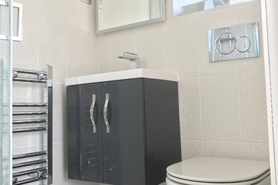 ウエストミッドランズにある低価格の小さなコンテンポラリースタイルのおしゃれなマスターバスルーム (壁掛け式トイレ) の写真