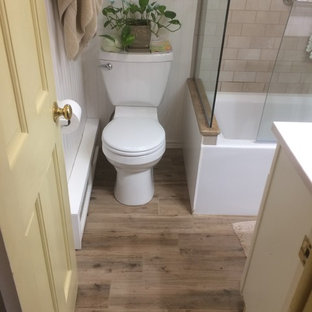 Inspiration för ett litet amerikanskt badrum med dusch, med vita skåp, ett hörnbadkar, en dusch/badkar-kombination, en toalettstol med separat cisternkåpa, beige kakel, brun kakel, stenkakel, beige väggar, klinkergolv i keramik, ett väggmonterat handfat, bänkskiva i akrylsten, beiget golv och dusch med gångjärnsdörr