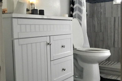 Diseño de cuarto de baño minimalista pequeño con puertas de armario blancas, baldosas y/o azulejos grises, paredes blancas, suelo de baldosas de cerámica y ducha con cortina