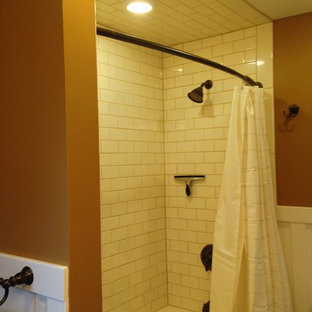 Immagine di una piccola stanza da bagno padronale stile americano con lavabo sottopiano, top in granito, vasca ad alcova, WC a due pezzi, piastrelle bianche, piastrelle diamantate, pavimento in gres porcellanato, doccia alcova, pareti bianche, pavimento marrone e doccia con tenda
