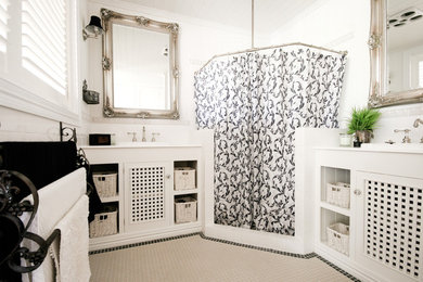 Idéer för små vintage en-suite badrum, med öppna hyllor, vita skåp, en hörndusch, svart och vit kakel, porslinskakel, vita väggar, mosaikgolv och ett nedsänkt handfat