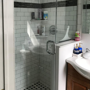 Esempio di una piccola stanza da bagno con doccia eclettica con ante con bugna sagomata, ante in legno scuro, WC a due pezzi, piastrelle bianche, piastrelle diamantate, pareti bianche, pavimento con piastrelle in ceramica, lavabo a consolle, pavimento bianco, porta doccia a battente, doccia alcova, top in superficie solida e top bianco