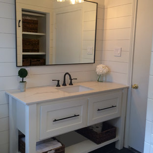 Esempio di una stanza da bagno con doccia scandinava di medie dimensioni con consolle stile comò, ante bianche, vasca ad alcova, vasca/doccia, WC a due pezzi, piastrelle bianche, pareti bianche, pavimento in ardesia, lavabo sottopiano, top in marmo, pavimento nero, doccia con tenda e piastrelle diamantate