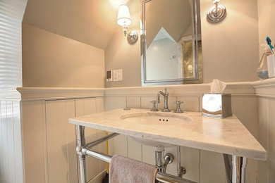 Пример оригинального дизайна: маленькая ванная комната в стиле неоклассика (современная классика) с врезной раковиной, мраморной столешницей, белой плиткой, каменной плиткой, белыми стенами и мраморным полом для на участке и в саду