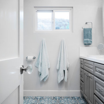 Small bathroom with shower/ tub combo