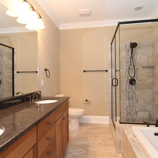 Esempio di una piccola stanza da bagno padronale american style con lavabo sottopiano, ante con riquadro incassato, ante in legno chiaro, top in granito, doccia ad angolo, WC monopezzo, piastrelle multicolore, piastrelle in ceramica, pareti beige, pavimento con piastrelle in ceramica e vasca da incasso