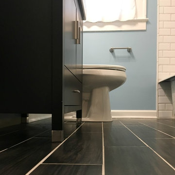 Small Refined Bathroom