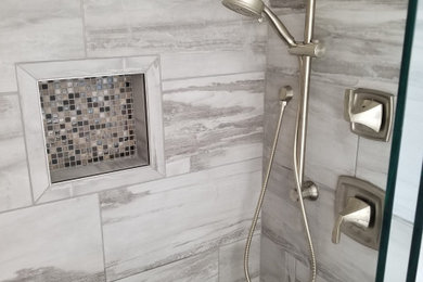 Foto de cuarto de baño clásico renovado pequeño con ducha empotrada, baldosas y/o azulejos grises, baldosas y/o azulejos de porcelana y ducha con puerta corredera